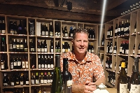 Dégustation de vins, cours d’œnologie : Benjamin Gallot présente sa cave à vins à Corbion