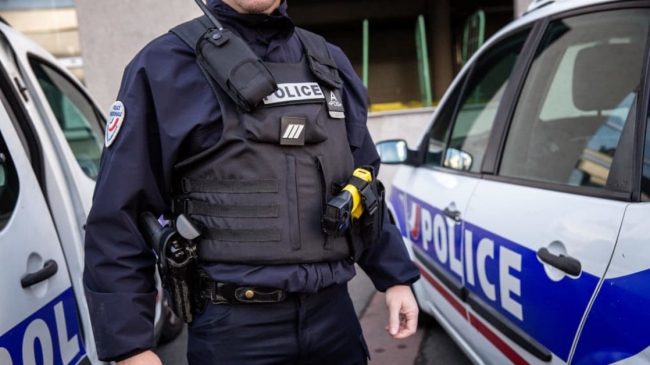 Un conducteur alcoolisé termine sa course contre un plot en béton 