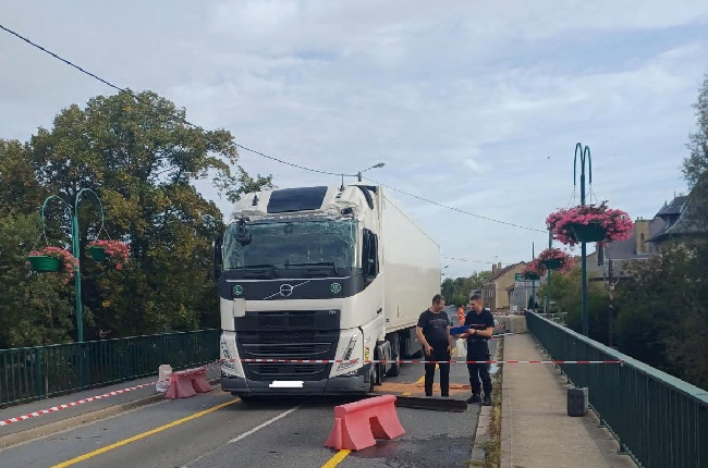 Ardennes : Poids Lourd bloqué sur le pont d'Attigny